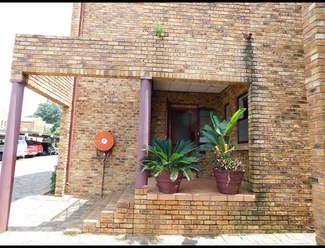 240M² OFFICE FOR SALE IN WELTEVREDEN PARK